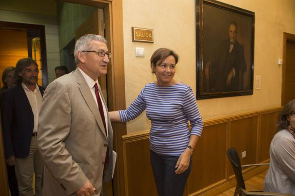 Santiago García y Carmen Moriyón, en el Consistorio. 