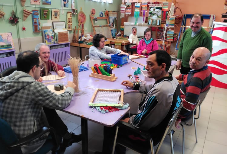 Un grupo de usuarios en el taller de cestería