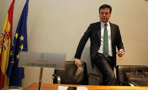 Francisco Blanco, consejero de Empleo, minutos antes de comenzar su comparecencia. 