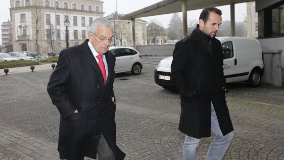 El presidente de la Confederación Asturiana de la Construcción (CAC), Serafín Abilio Martínez, y su hijo, Alberto Abilio Martínez, a su llegada a los juzgados