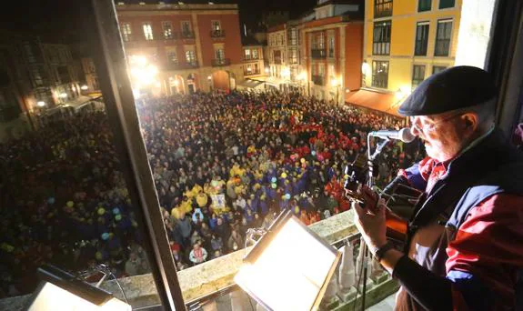 Jerónimo Granda canta sus coplas desde el balcón del Ayuntamiento. 