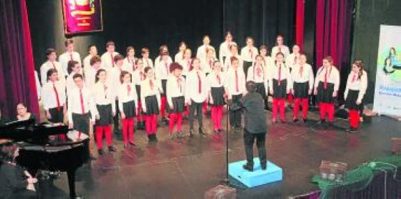 El coro madrileño Encanto, ayer, en el Teatro Prendes. :: P. G.-P.