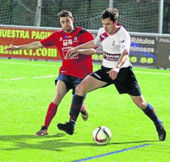 Un lance del duelo entre el Astur y el Gijón Industrial. 