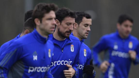 Los jugadores del Real Oviedo, durante un entrenamiento.