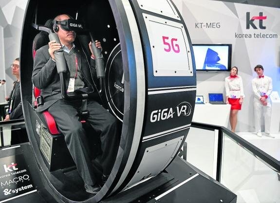 Un visitante testa un dispositivo de realidad virtual. 