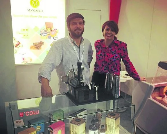 Nacho Capín y Carmen Suárez, en su puesto de la feria, entre los quesos y los cócteles. 