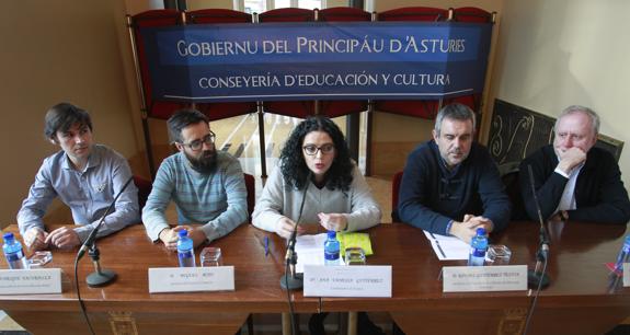 Henrique Facuriella, Miguel Rojo, Vanessa Gutiérrez, Rafa Gutiérrez y Santiago Caravia, durante el encuentro sobre el presente y el futuro de la edición de libros en asturiano.