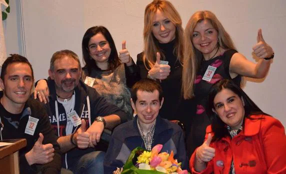 Fernando Leira, en el centro, rodeado de amigos y su esposa durante un homenaje. 