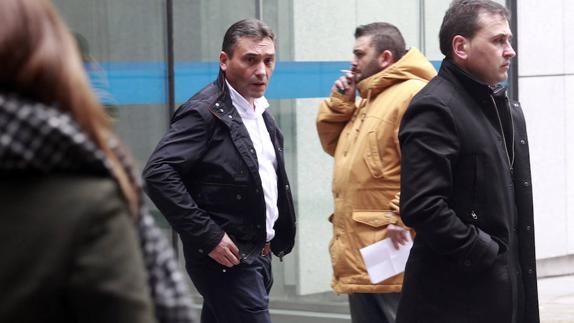 El acusado, ahora absuelto, el día de la vista en Oviedo.