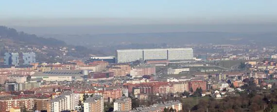 Aire turbio sobre el Hospital Universitario Central de Oviedo visto desde San Esteban de las Cruces. 