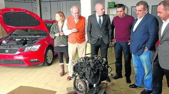 De izquierda a derecha, Pilar Beltrán, Gerardo García-Roves, Juan Carlos González, Pablo López, Manuel Capellán y Julio Gabriel Rodríguez, ayer, en la entrega del coche al CIFP. 