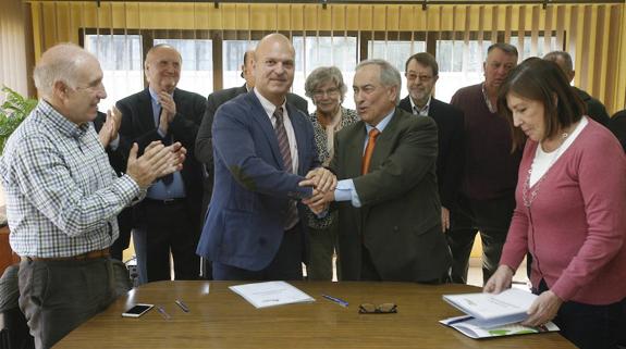 Pedro Barbillo (Ficemu) y Joaquín Vázquez (Cooperativa de Agricultores) se dan un apretón de manos tras la firma del convenio de colaboración entre las dos entidades. 