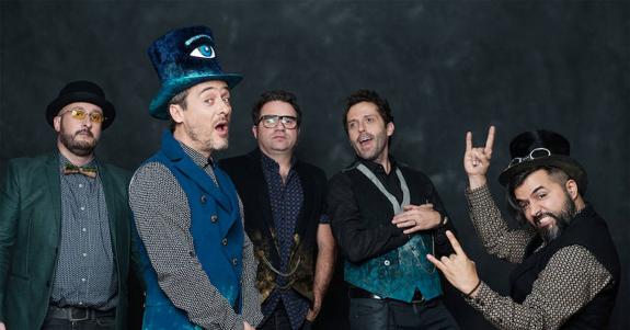 La banda Love of Lesbian presenta disco en Oviedo. :: E. C.