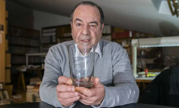 José Antonio Anca Gómez 'Anca' enseña el vaso recuperado de una sidrería que cerró hace 80 años. 
