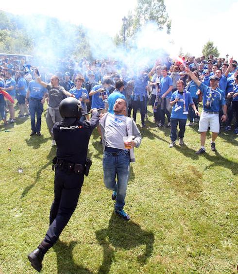 Durante la última visita del Cádiz a Oviedo se registraron incidentes entre seguidores azules y la Policía. 