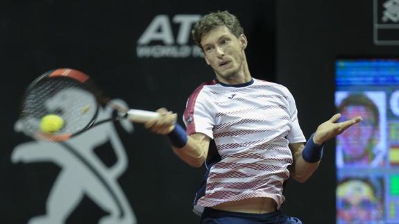 Pablo Carreño devuelve la bola al italiano Fabio Fognini durante el partido de este viernes.