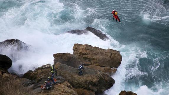 Un momento del complicado rescate en el Cerro de Santa Catalina.
