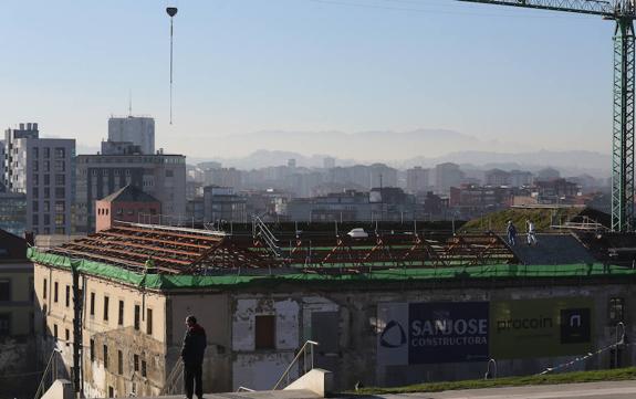 Trabajos de sustitución de la cubierta en el edificio de Tabacalera el pasado mes de enero. 