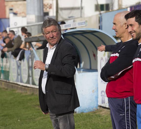 Pulgar, a la izquierda, con sus ayudantes en Miramar.