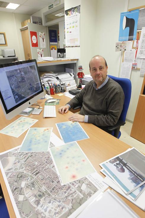 Javier Suárez, con el 'atlas sonoro' del barrio de La Calzada. 