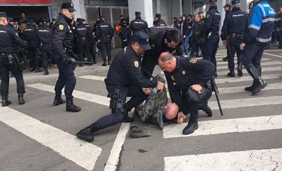 Aficionado del Deportivo arrestado por la Policía Nacional antes del partido. 