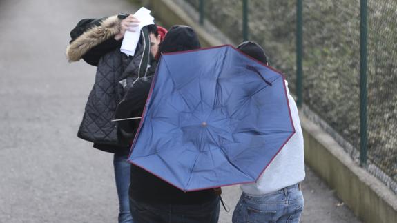 Los tres ultras, a la salida de los juzgados.