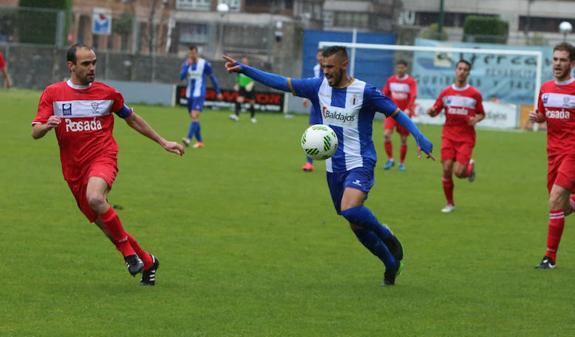 Álex García controla un balón presionado por Guaya. 