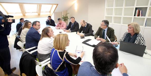 Elena Marañón, a la derecha, explica los avances al resto de los representantes municipales y estatales. 