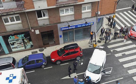 La Policía, en la esquina de la calle del Río de Oro en la que se produjo el triple atropello.