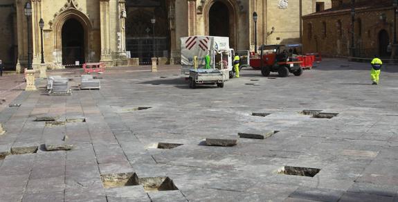 Reposición de losas en la plaza de la Catedral