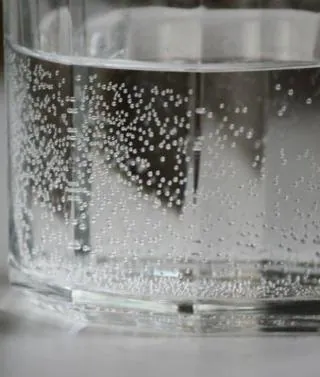 Formular máquina Sorprendido Por qué salen pequeñas burbujas en los vasos de agua? | El Comercio
