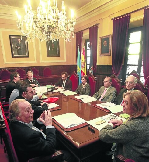 El alcalde presidió la reunión del patronato de la Fundación de Premios Líricos, que ayer fue disuelto. 