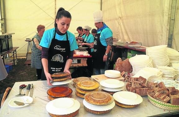 Beni Fernández, ayer, recogiendo tortillas de oriciu elaboradas especialmente para el festival. 