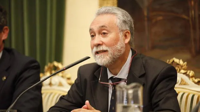 El Centro Jovellanos queda sin director por jubilación de Rafael García Méndez