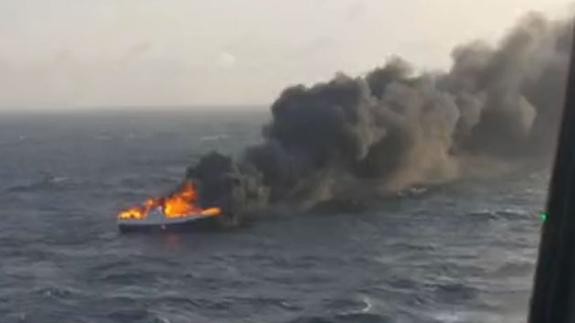 El barco, incendiado, visto desde el helicóptero de Salvamento Marítimo.