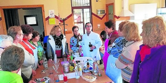 Las participantes, durante la elaboración de cócteles. 
