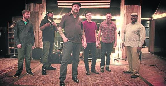 La banda estadounidense Josh Hoyer & Soul Colossal actuará en Aviles. :: E. C.