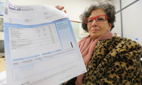 Conchita Fernández exhibe la factura en la que Aguas de Avilés le reclama 1.031 euros. 