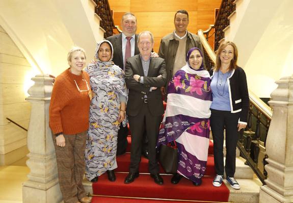 Representantes de la Unión Nacional de Mujeres Saharauis junto a Ángela Vallina, Aurelio Martín y Ramón Argüelles. 