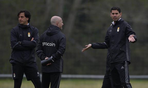 Fernando Hierro da explicaciones ante el segundo entrenador, Julián Calero, y el entrenador de porteros, Sergio Segura.