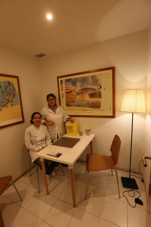 Las farmacéuticas Trinidad Barrio y Marifran Simal en la sala de pruebas. 