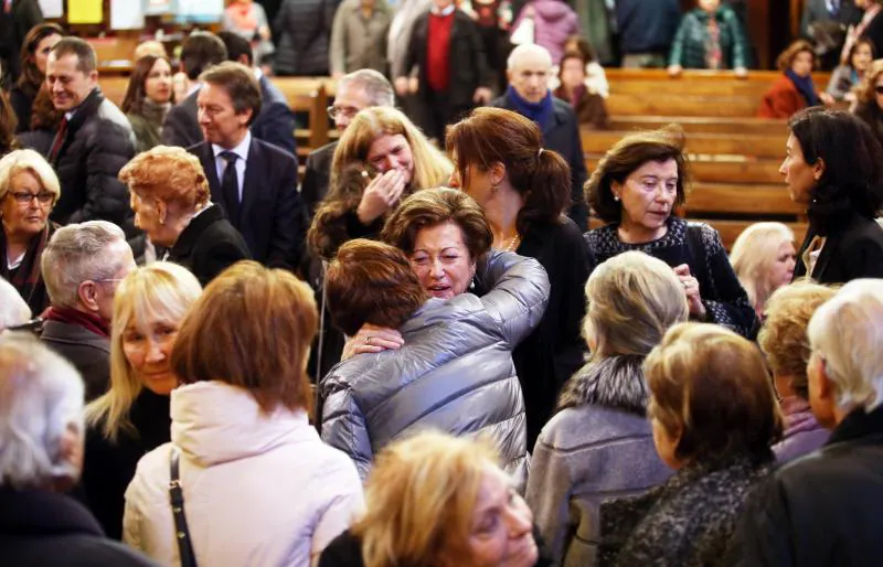 Mercedes García de Castro, la viuda de Barthe Aza, recibe el pésame en la iglesia del Corazón de María