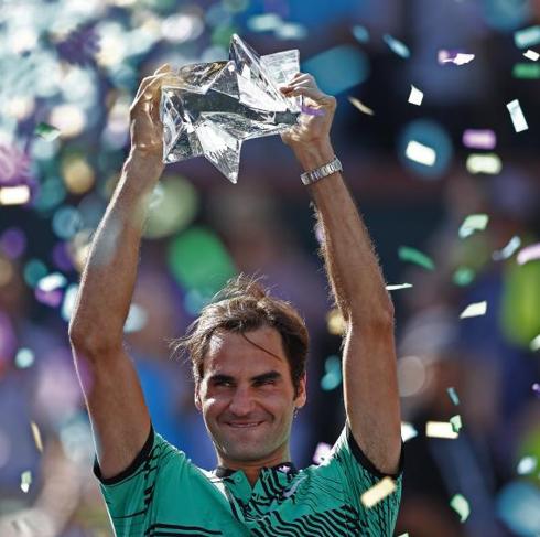 Federer alza el trofeso del Indian Wells.