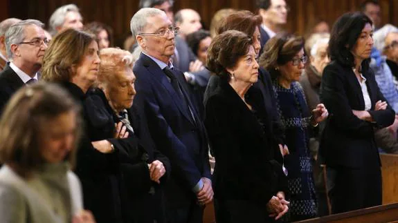 La familia de Adolfo Barthe Aza con su viuda, Mercedes García de Castro, en el centro, durante el emotivo funeral de despedida en el Corazón de María.
