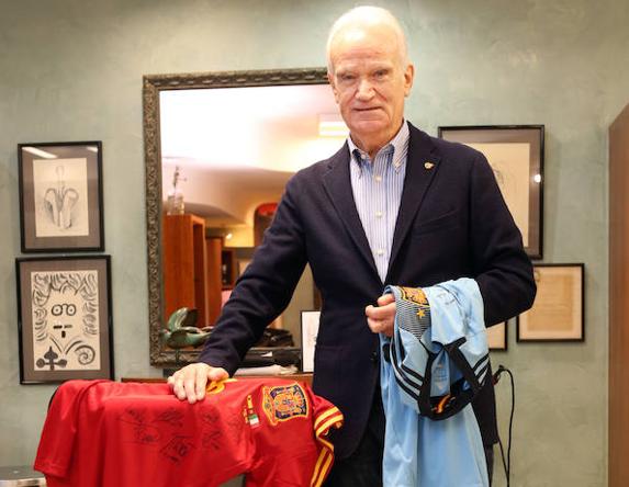 Ramiro Alonso posa con dos camisetas de La Roja en su local.