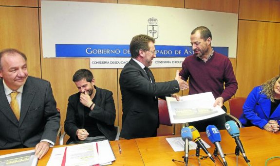 Genaro Alonso estrecha la mano de Ángel García, durante la presentación del proyecto del instituto de la Fresneda. 