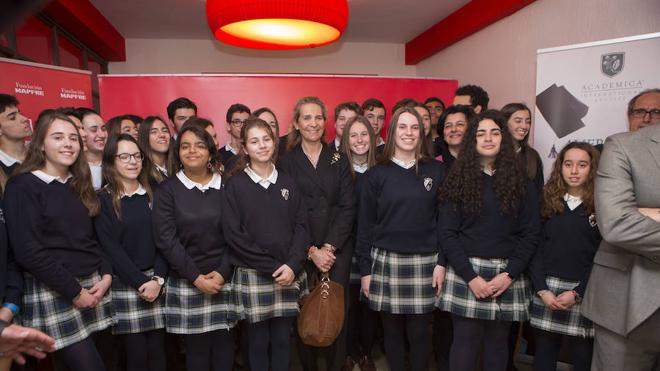 La infanta Elena, rodeada por los alumnos del Bachillerato Dual del Colegio La Asunción de Gijón, en la Escuela de Fútbol de Mareo.