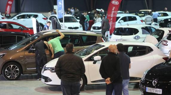 Automóviles en el Salón del Vehículo de Ocasión en el recinto ferial Luis Adaro de Gijón.