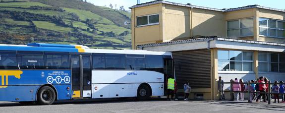 Uno de los autobuses de la empresa, deja a los niños en el colegio de Sariego. 