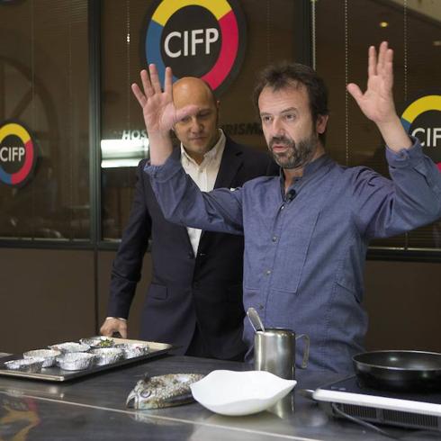 El chef, durante su intervención en la Escuela de Hostelería y Turismo de Gijón. 